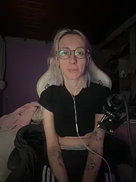 Snapshot of bunnydark00 chatting on May 2026 04:33:02 AM bunnydark00 online show from May 2026 04:33:02 AM