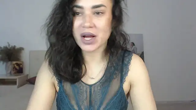 Snapshot of RoxannePure chatting on April 2026 04:25:01 AM RoxannePure online show from April 2026 04:25:01 AM