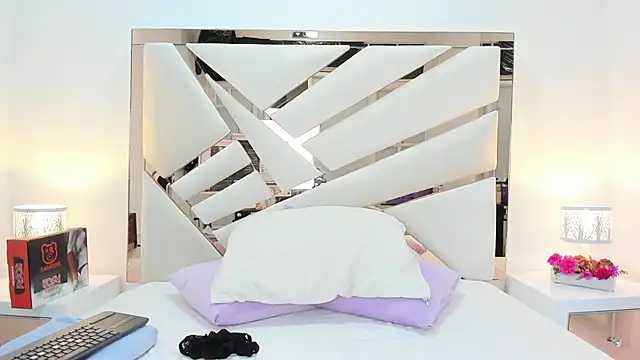 Snapshot of Naughty__Mom chatting on March 2025 10:33:01 AM Naughty Mom online show from March 2025 10:33:01 AM