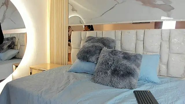 Naughty  Mom online show from April 2026 06:10:02 PM