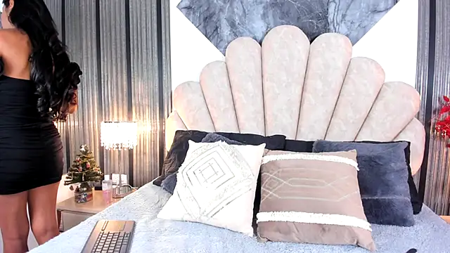 Snapshot of Naughty__Mom chatting on December 2025 12:09:02 PM Naughty Mom online show from December 2025 12:09:02 PM