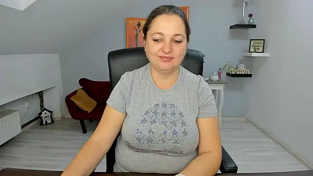 Snapshot of LollaGirl chatting on October 2025 04:24:02 AM LollaGirl online show from October 2025 04:24:02 AM