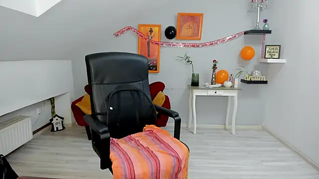 Snapshot of LollaGirl chatting on October 2025 04:22:02 AM LollaGirl online show from October 2025 04:22:02 AM