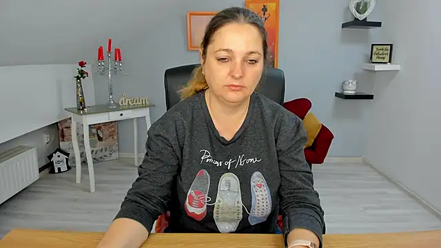 LollaGirl online show from March 2025 04:19:01 AM