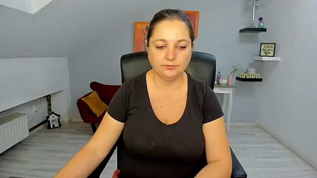 Snapshot of LollaGirl chatting on November 2025 04:18:01 AM LollaGirl online show from November 2025 04:18:01 AM