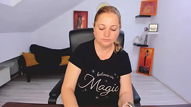 LollaGirl online show from May 2026 02:53:01 AM