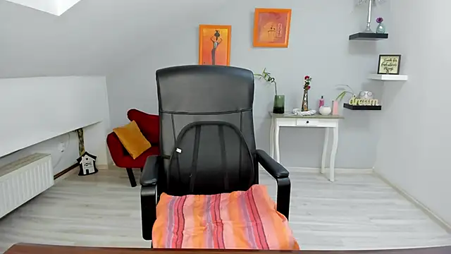 Snapshot of LollaGirl chatting on November 2025 04:27:02 AM LollaGirl online show from November 2025 04:27:02 AM