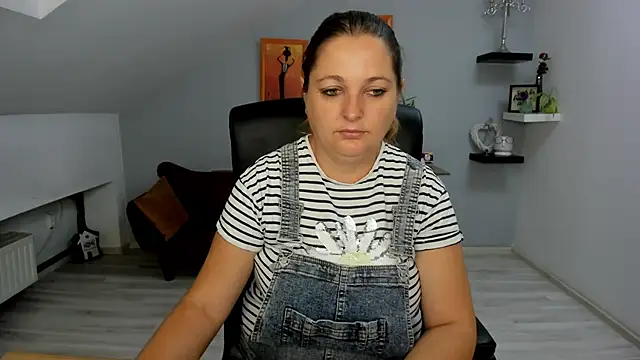 LollaGirl online show from September 2025 03:17:01 AM