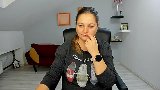 Snapshot of LollaGirl chatting on December 2025 04:13:02 AM LollaGirl online show from December 2025 04:13:02 AM