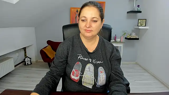 Snapshot of LollaGirl chatting on November 2025 04:27:01 AM LollaGirl online show from November 2025 04:27:01 AM