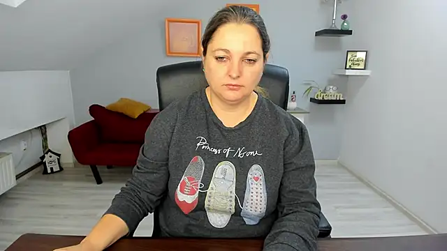 Snapshot of LollaGirl chatting on December 2025 04:27:01 AM LollaGirl online show from December 2025 04:27:01 AM