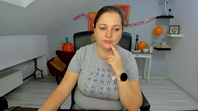 Snapshot of LollaGirl chatting on October 2025 04:24:02 AM LollaGirl online show from October 2025 04:24:02 AM