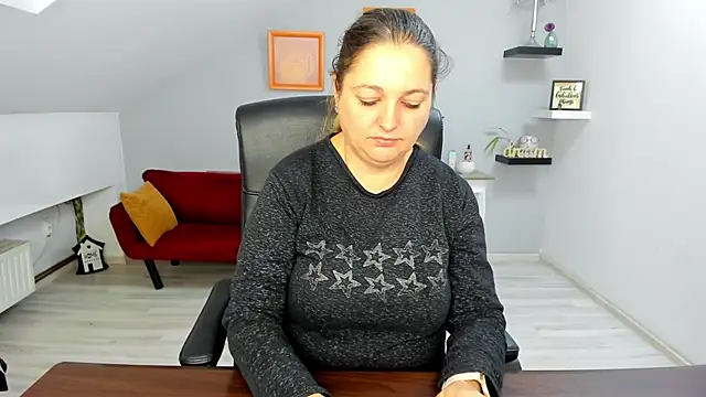 Snapshot of LollaGirl chatting on December 2025 04:28:02 AM LollaGirl online show from December 2025 04:28:02 AM