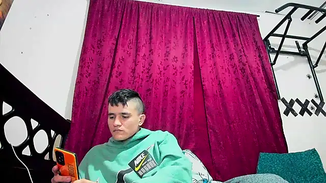 Snapshot of davidlatin66 chatting on October 2025 04:24:02 AM davidlatin66 online show from October 2025 04:24:02 AM