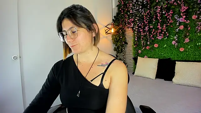 Snapshot of SarahDeyvis chatting on November 2025 03:34:02 PM SarahDeyvis online show from November 2025 03:34:02 PM