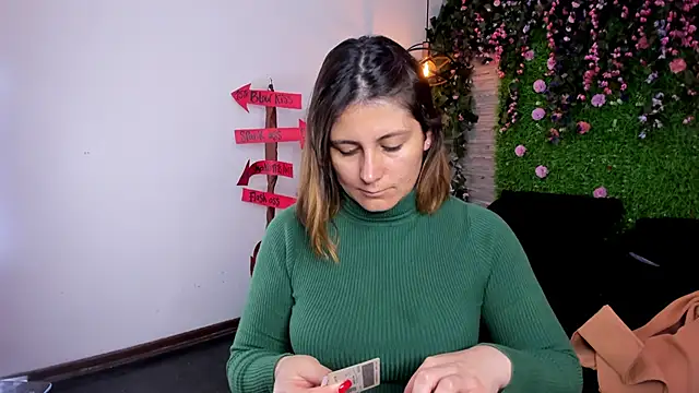 Snapshot of SarahDeyvis chatting on November 2025 01:47:02 PM SarahDeyvis online show from November 2025 01:47:02 PM