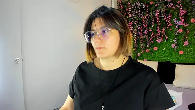 Snapshot of SarahDeyvis chatting on November 2025 06:08:01 PM SarahDeyvis online show from November 2025 06:08:01 PM