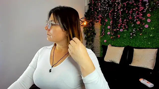 Snapshot of SarahDeyvis chatting on November 2025 01:04:01 PM SarahDeyvis online show from November 2025 01:04:01 PM