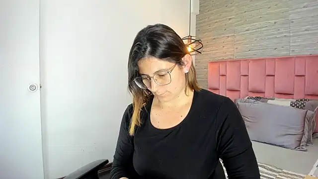 Snapshot of SarahDeyvis chatting on October 2025 05:22:02 PM SarahDeyvis online show from October 2025 05:22:02 PM