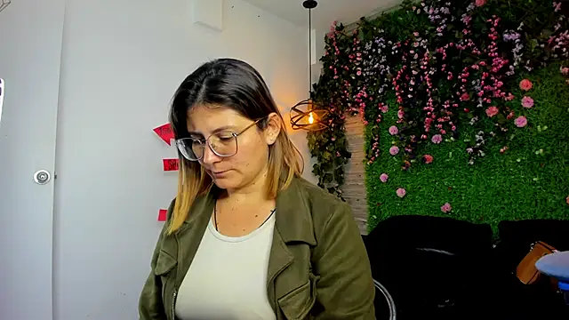 Snapshot of SarahDeyvis chatting on November 2025 03:59:01 PM SarahDeyvis online show from November 2025 03:59:01 PM