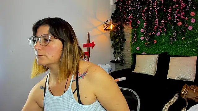 Snapshot of SarahDeyvis chatting on November 2025 02:31:02 PM SarahDeyvis online show from November 2025 02:31:02 PM