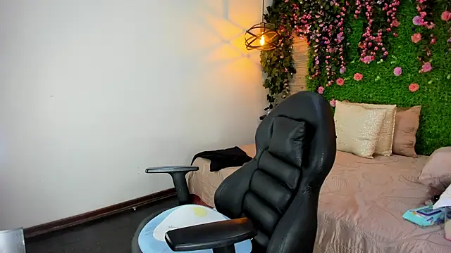 Snapshot of SarahDeyvis chatting on December 2025 11:15:02 PM SarahDeyvis online show from December 2025 11:15:02 PM