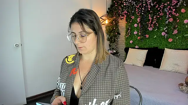 Snapshot of SarahDeyvis chatting on November 2025 01:10:01 PM SarahDeyvis online show from November 2025 01:10:01 PM