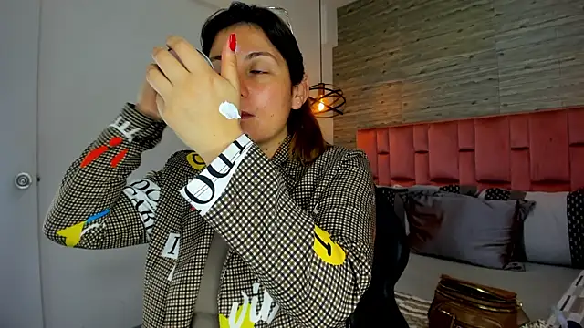 Snapshot of SarahDeyvis chatting on October 2025 01:10:01 PM SarahDeyvis online show from October 2025 01:10:01 PM