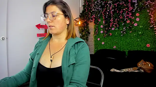 Snapshot of SarahDeyvis chatting on November 2025 01:26:02 PM SarahDeyvis online show from November 2025 01:26:02 PM