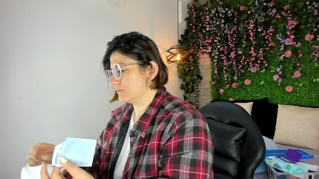 Snapshot of SarahDeyvis chatting on November 2025 02:29:01 PM SarahDeyvis online show from November 2025 02:29:01 PM