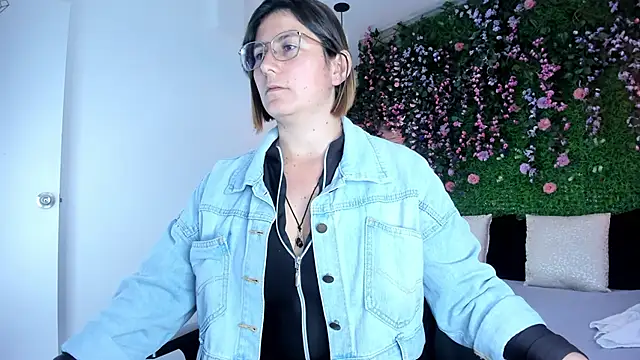 Snapshot of SarahDeyvis chatting on December 2025 01:01:02 PM SarahDeyvis online show from December 2025 01:01:02 PM