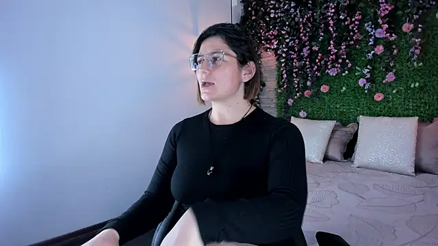 Snapshot of SarahDeyvis chatting on December 2025 01:06:02 AM SarahDeyvis online show from December 2025 01:06:02 AM