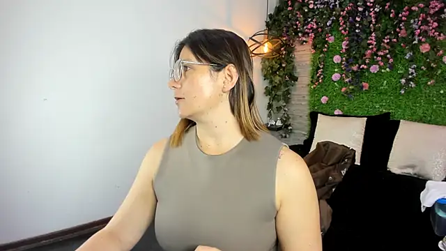 Snapshot of SarahDeyvis chatting on November 2025 01:04:02 PM SarahDeyvis online show from November 2025 01:04:02 PM