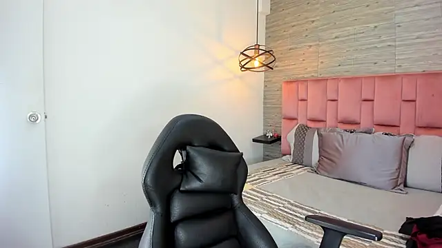 Snapshot of SarahDeyvis chatting on October 2025 01:32:01 PM SarahDeyvis online show from October 2025 01:32:01 PM