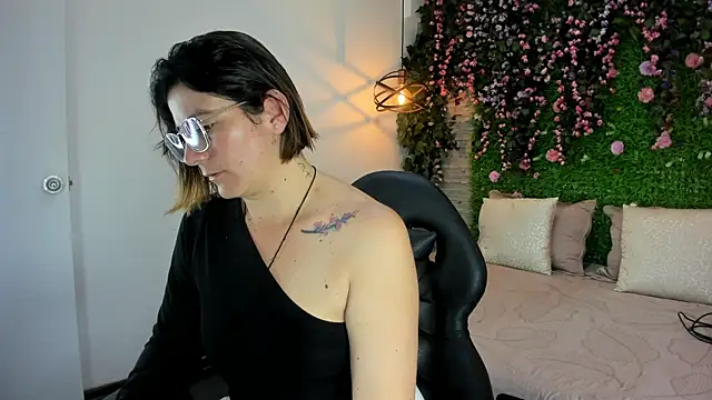 Snapshot of SarahDeyvis chatting on December 2025 01:28:01 PM SarahDeyvis online show from December 2025 01:28:01 PM