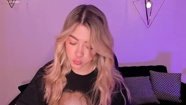 Snapshot of EveBensonX chatting on October 2025 12:36:01 PM EveBensonX online show from October 2025 12:36:01 PM