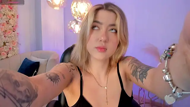 Snapshot of EveBensonX chatting on October 2025 05:57:02 PM EveBensonX online show from October 2025 05:57:02 PM