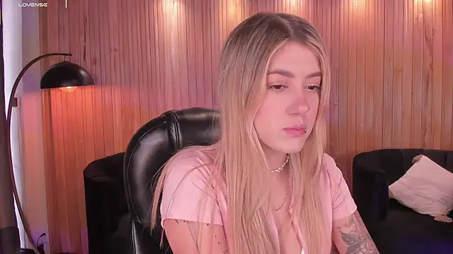 Snapshot of EveBensonX chatting on November 2025 06:01:01 PM EveBensonX online show from November 2025 06:01:01 PM