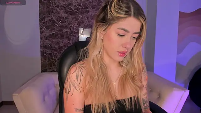 Snapshot of EveBensonX chatting on November 2025 12:59:03 PM EveBensonX online show from November 2025 12:59:03 PM