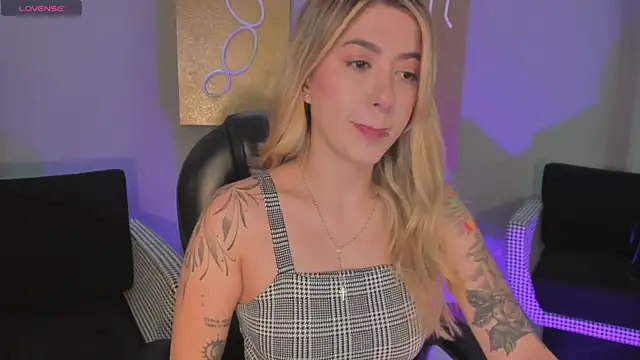 Snapshot of EveBensonX chatting on November 2025 12:42:02 PM EveBensonX online show from November 2025 12:42:02 PM