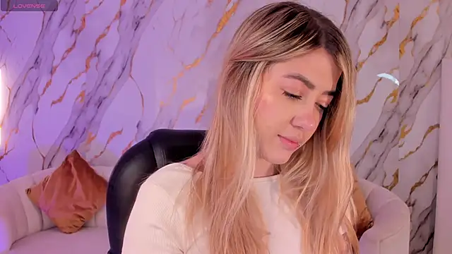 Snapshot of EveBensonX chatting on December 2025 11:53:01 AM EveBensonX online show from December 2025 11:53:01 AM