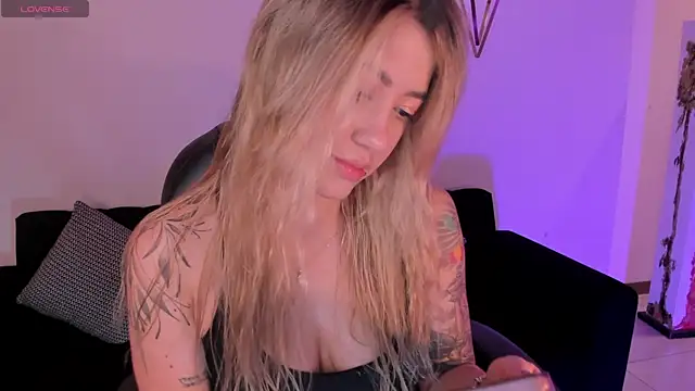 Snapshot of EveBensonX chatting on November 2025 12:28:02 PM EveBensonX online show from November 2025 12:28:02 PM