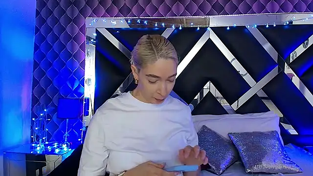 victoriaa lee  online show from February 2026 07:25:01 PM