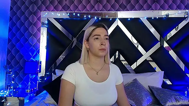 victoriaa lee  online show from April 2026 07:07:01 PM