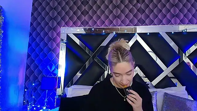 victoriaa lee  online show from March 2026 07:43:02 PM