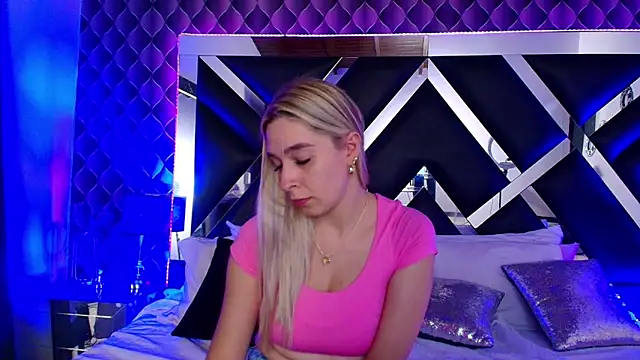 victoriaa lee  online show from October 2025 08:00:01 PM