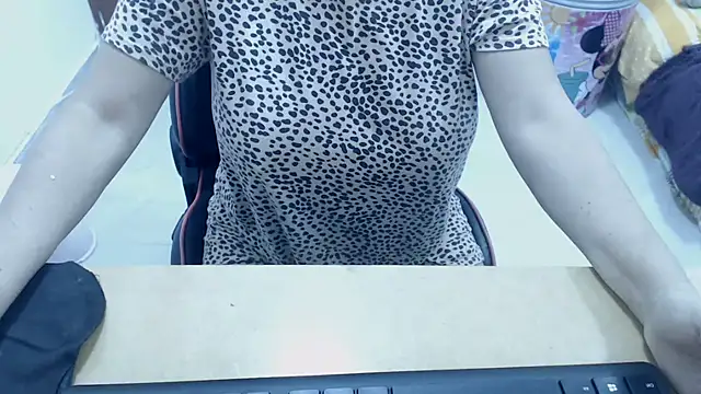 Snapshot of Valentina_lara01 chatting on November 2025 11:27:01 PM Valentina lara01 online show from November 2025 11:27:01 PM