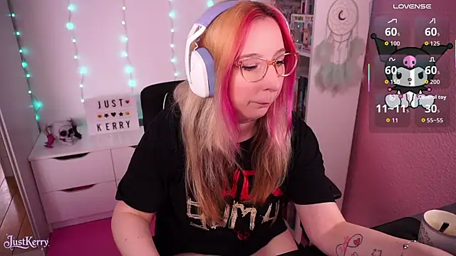 Snapshot of JustKerry chatting on November 2025 09:14:01 AM JustKerry online show from November 2025 09:14:01 AM