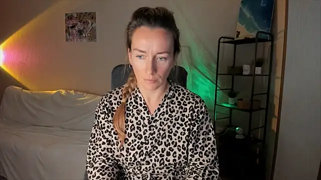 Snapshot of RebeccaMartinez chatting on October 2025 09:30:01 AM RebeccaMartinez online show from October 2025 09:30:01 AM