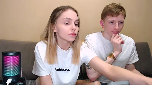 juliaanddima online show from April 2026 10:38:01 PM